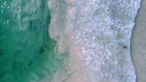 Hermosa-Antena-Aérea-De-Olas-Rompiendo-En-La-Playa