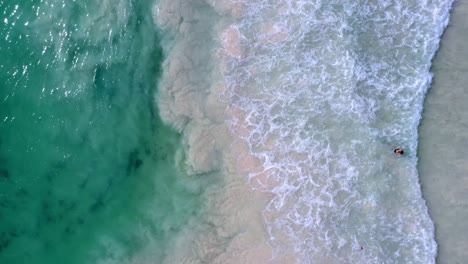 hermosa antena aérea de olas rompiendo en la playa