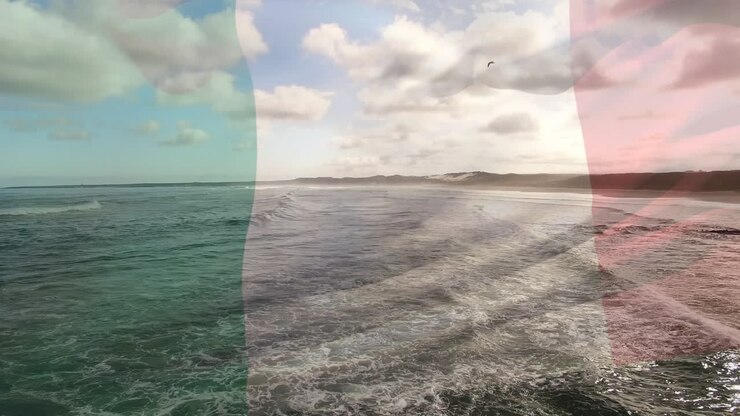Animazione di bandiera dell'Italia che sventola sopra mani che formano il segno dell'okay su un paesaggio balneare