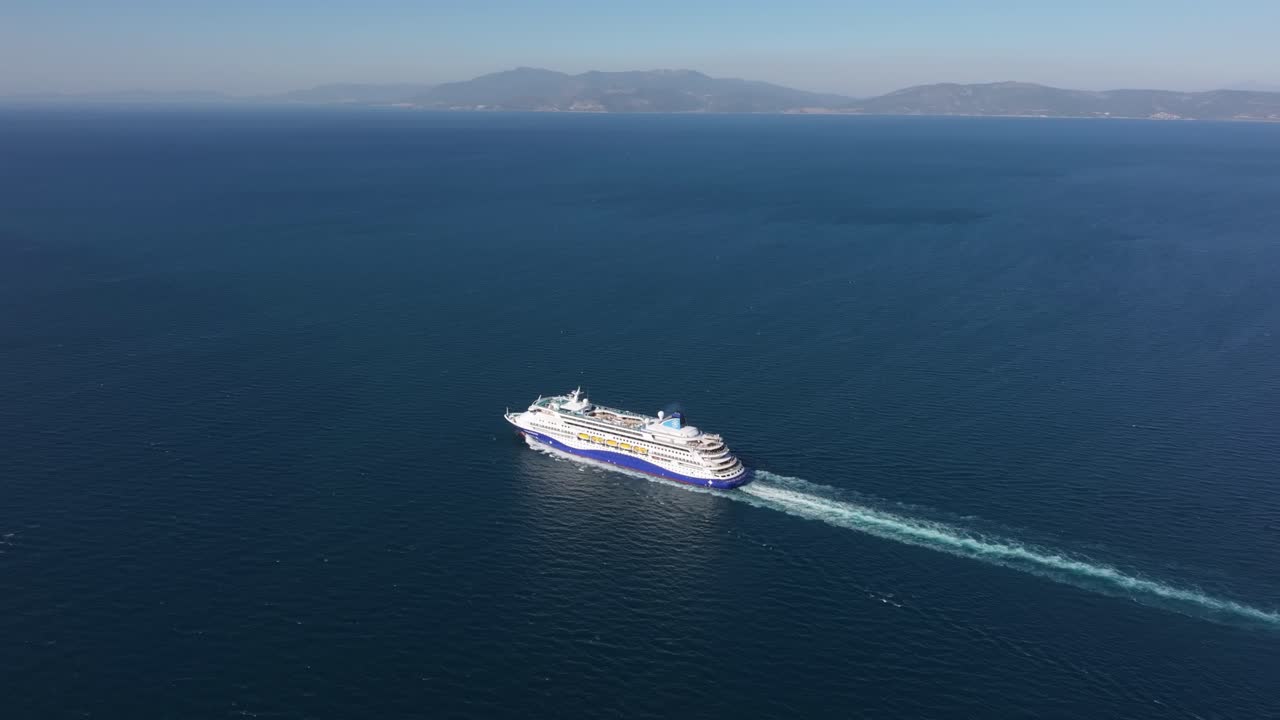 Krydstogtskib ankret op i Kusadasi-bugten ved Det Ægæiske Hav, Tyrkiet