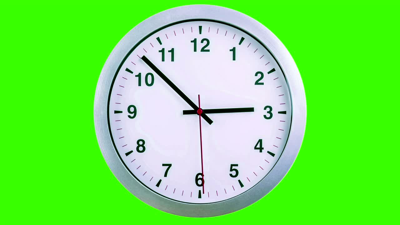 h24 horas timelapse bucle sin costuras listo, movimiento de manillas de reloj, moderno reloj de pared de alarma metálico blanco en pantalla verde de llave de croma