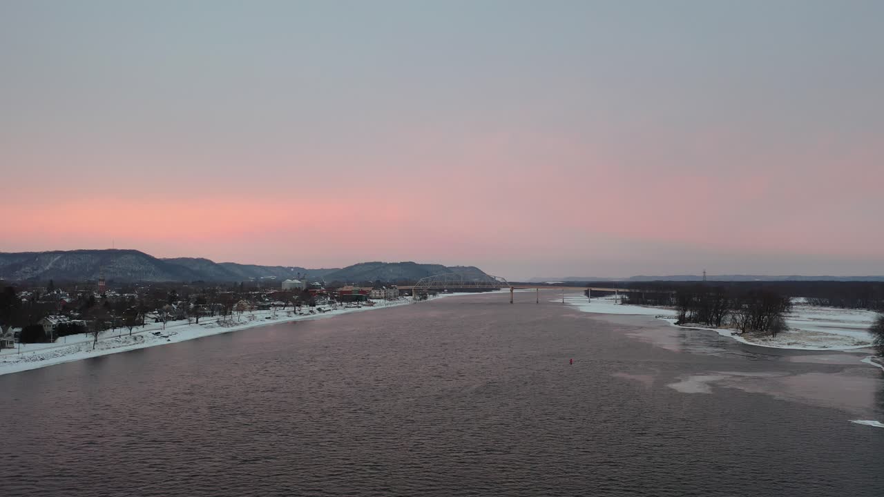 강과 다리 위에서 겨울의 해가 뜨는 것