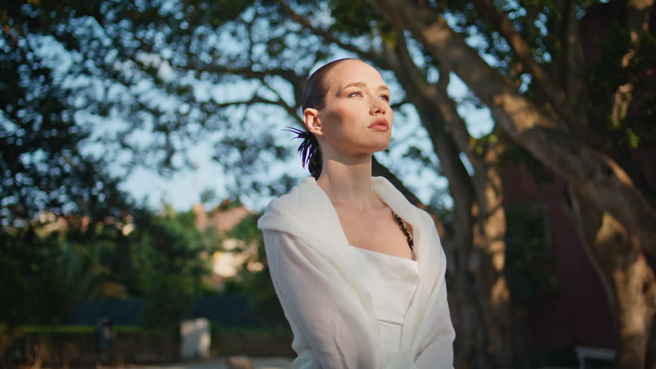 얼굴에 빛을 는 여성이 그린 파크 클로즈업에서 휴식을 취하고 있습니다. 감각적인 모델이 포즈를 취합니다.