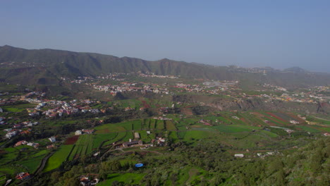 vista aérea viajando sobre la ciudad de valsequillo en la isla de gran canaria en un día soleado