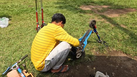 Retrato-De-Hombre-Reparando-Bicicletas-Para-Niños-En-El-Patio-Trasero