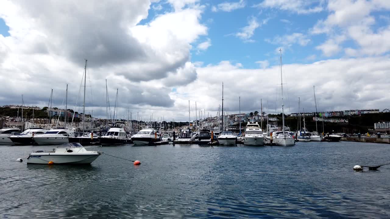 brixham harbour marina, devon에서 정박하는 호화 요트와 범선의 저속 촬영