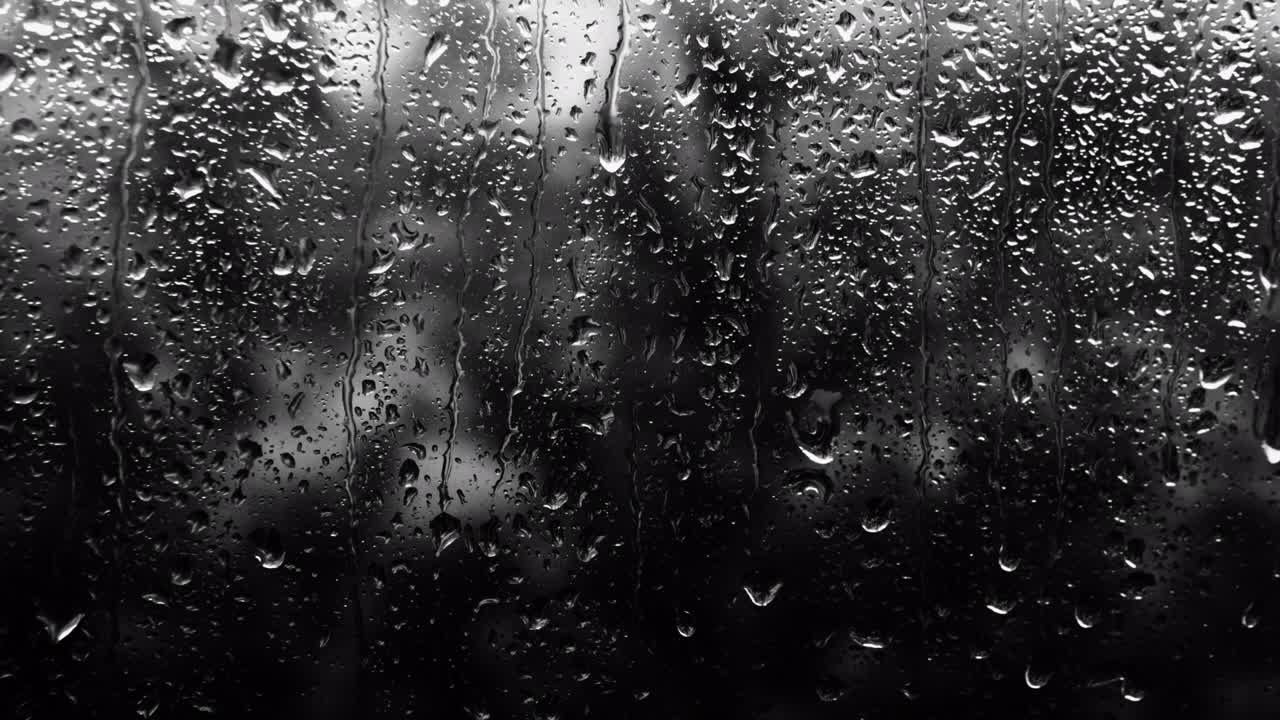 fondo gotas de lluvia en el vidrio en color blanco y negro, lluvia fuera de la ventana.