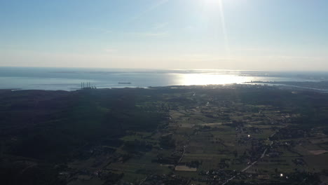 Vista-Aérea-De-Los-Campos-Paisajísticos-Del-Bosque-Del-Sur-Y-El-Mar-Mediterráneo-En-Segundo-Plano.