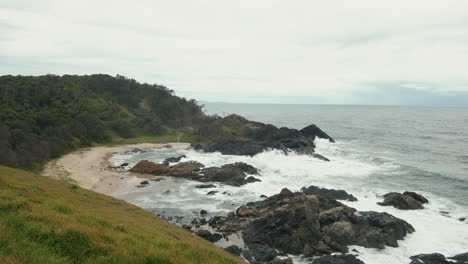 Olas-Del-Mar-Golpeando-Rocas-En-La-Playa-Del-Faro-En-Port-Macquarie,-Australia-Durante-El-Día---Toma-Amplia