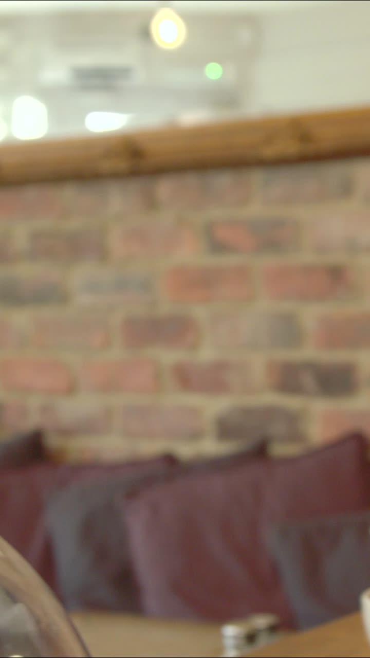 entregando café al cliente en el café 02