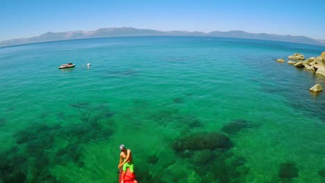 Una-Toma-Aérea-De-Un-Hombre-Remando-En-El-Lago-Tahoe.