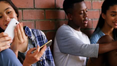grupo de amigos de la escuela usando teléfono móvil 4k