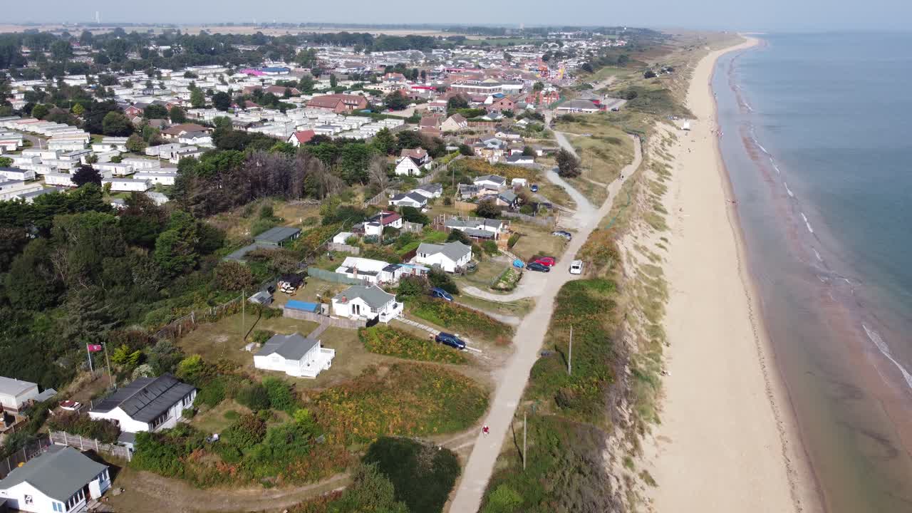 Villaggio costiero di Hemsby, Norfolk Inghilterra, case in pericolo a causa dell'erosione costiera, riprese aeree 4K.