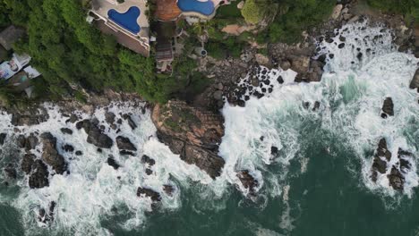 Häuser-Mit-Pools-Auf-Klippen,-Wellen,-Die-Gegen-Felsen-In-Puerto-Escondido,-Oaxaca,-Krachen