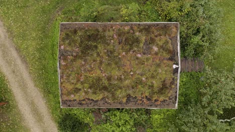 Toma-De-Dron-Hacia-Atrás-Del-Techo-Verde