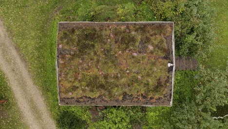 toma de dron hacia atrás del techo verde