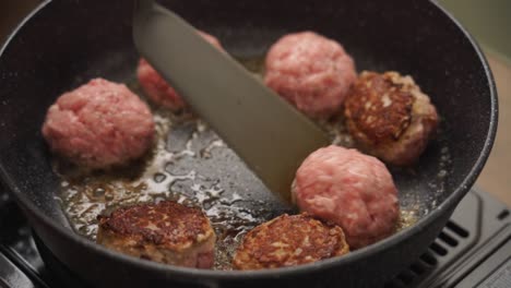 Cocinero-Anónimo-Girando-Chuletas-En-Una-Sartén