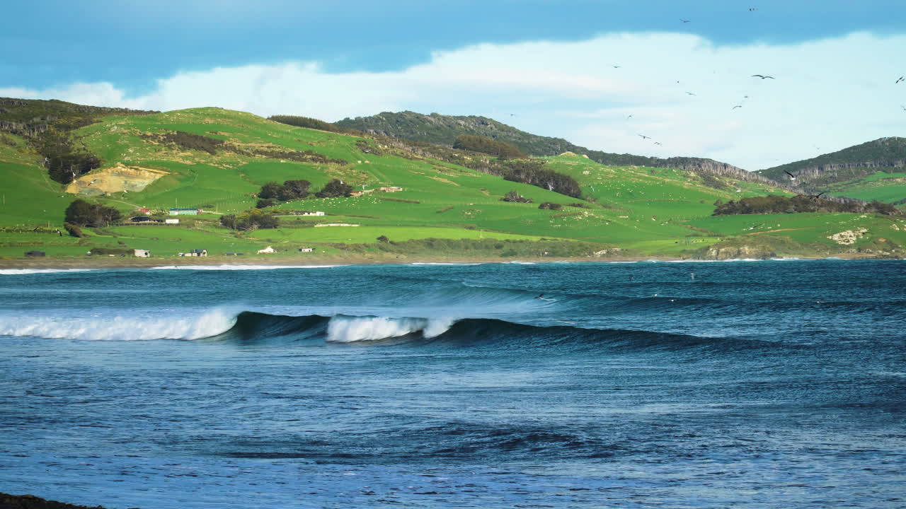 남국의 푸른 절벽 해변의 아름다운 바다