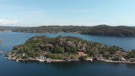 Isla-Privada-Remota-En-Un-Fiordo-Con-Algunas-Propiedades-De-Primera-A-Lo-Largo-De-Su-Perímetro