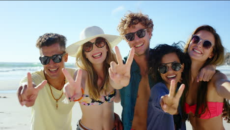 amigos en la playa haciendo señales de paz