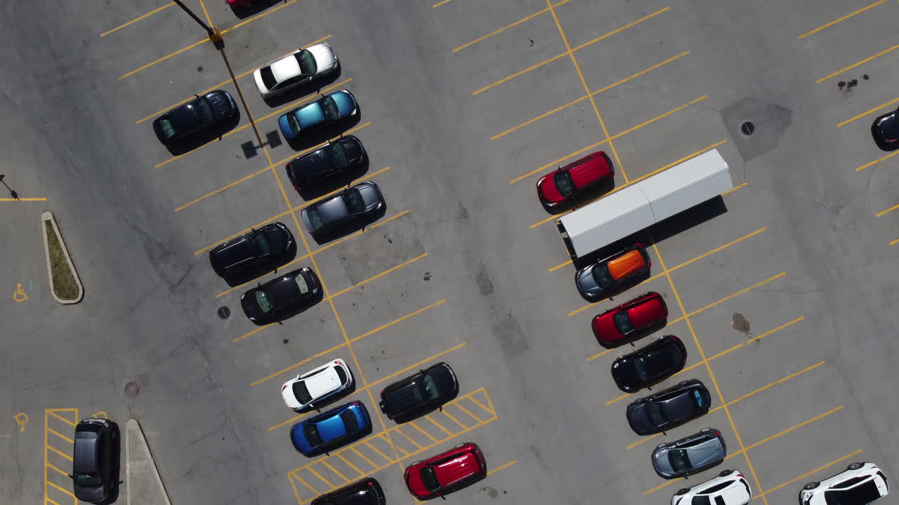 estacionamiento de automóviles, imágenes aéreas de drones, tiro giratorio, vehículos, transporte, ciudad, urbano, estacionamiento de centros comerciales