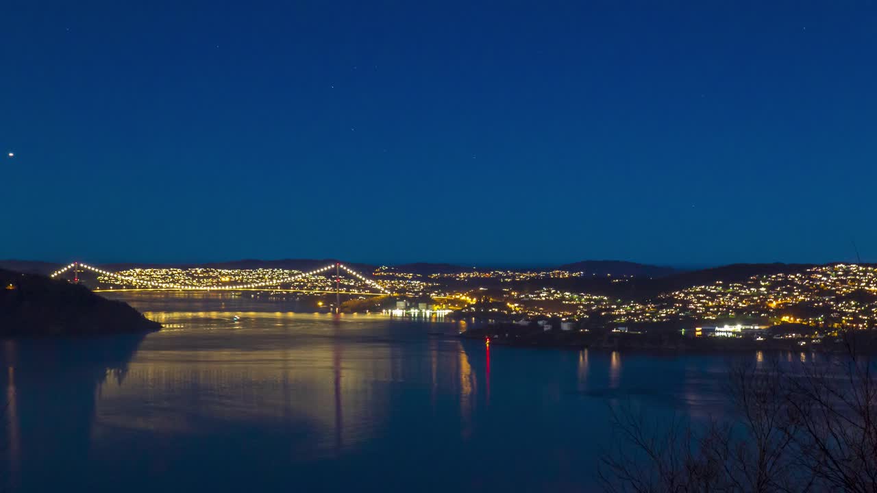 밤에 askoy 다리를 향해 sandviksbatteriet에서 보기