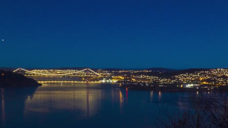 vista desde sandviksbatteriet hacia el puente askoy de noche