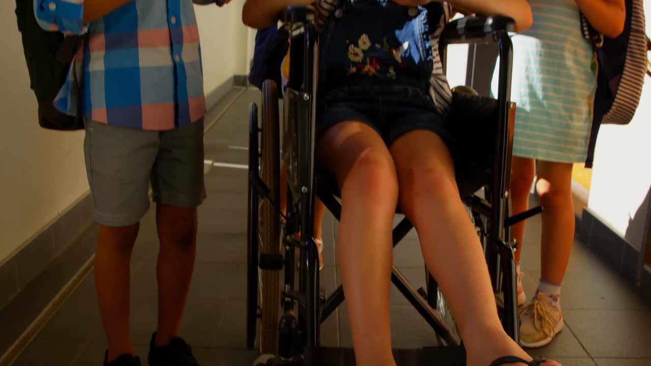 escolares interactuando entre sí en el corredor 4k