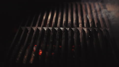 Hot-grill-without-food,-ready-for-frying-meat-or-vegetables