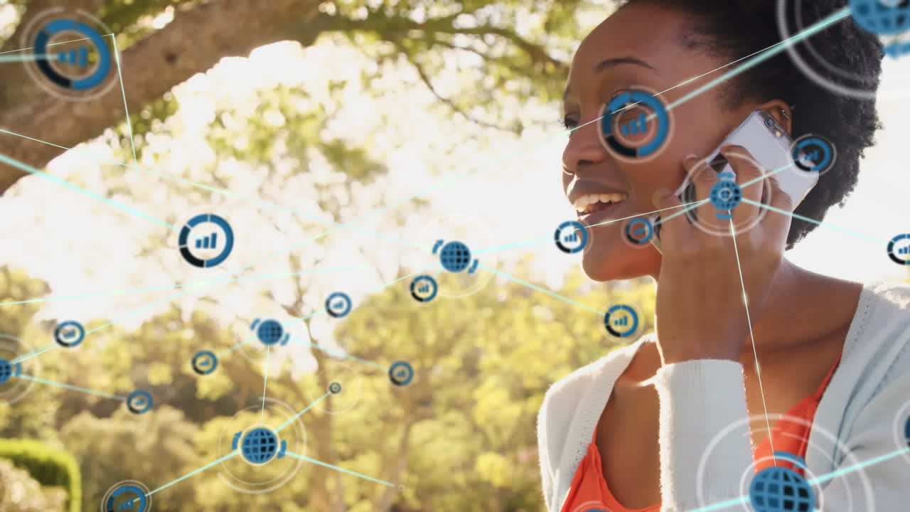 animación de una mujer afroamericana hablando en teléfono inteligente a través de una red de conexiones con iconos.
