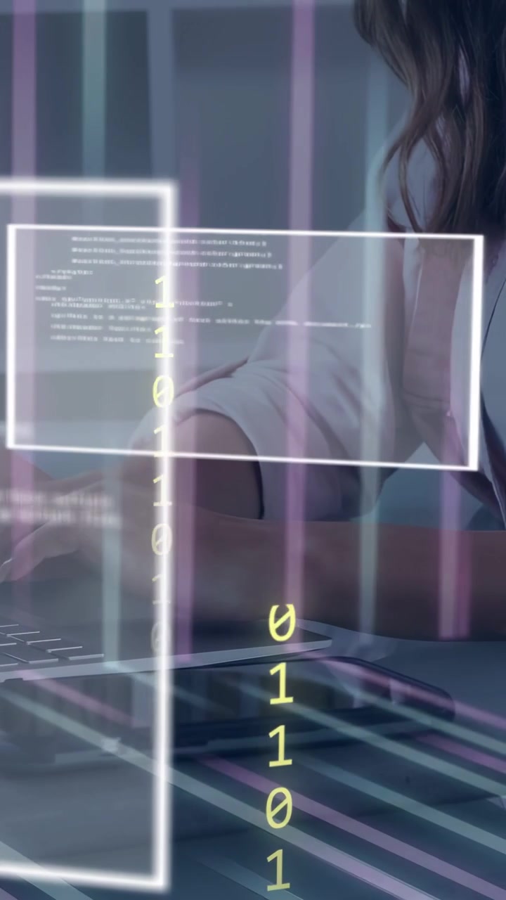 Video verticale: Donna che digita al laptop avviando codice UI e bit, nascondendo e poi sfumando per mostrare il lavoro di sviluppo.