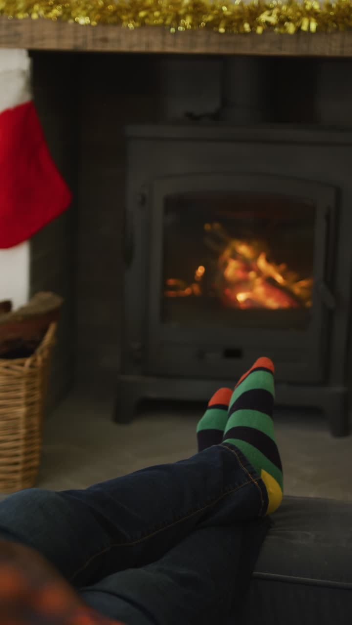 노인 부부는 크리스마스 트리 에서 즐겁게 춤을 추며 축제 정신을 구현합니다.
