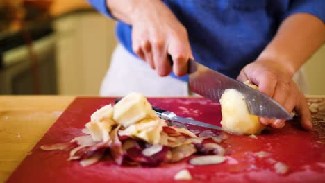 gros plan mains coupant une pêche sur une planche à découper