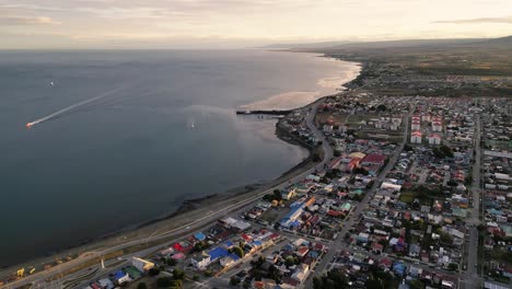 Stadtbild-Von-Punta-Arenas,-Chile,-Antarktischer-Gateway-Hafen,-Luftaufnahme-Einer-Patagonischen-Stadt-Mit-Der-Wunderschönen-Magellanstraße,-Die-Auf-Den-Atlantischen-Und-Den-Pazifischen-Ozean-Trifft