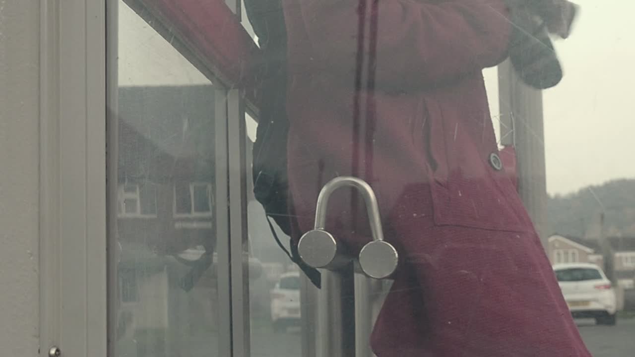 추운 날씨에 버스 정류장에서 기다리다