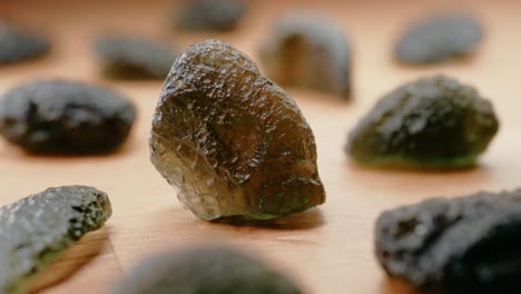 rara colección de cristales de piedras preciosas de moldavita de la república checa