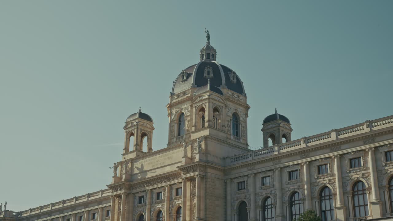 detallada cúpula y fachada de un museo histórico a la luz del sol, viena, austria