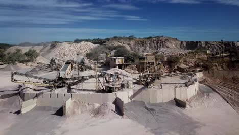 Vista-Aérea-De-Una-Cantera-De-Piedra-Con-Trituradoras-De-Piedra-En-Un-Entorno-Natural-Con-Luz-Natural