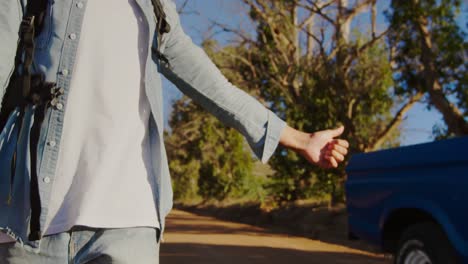 joven en una caminata en el campo