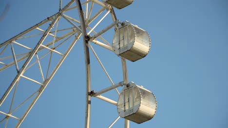 rueda gigante en un parque de atracciones