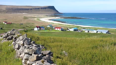 La-Remota-Ciudad-Islandesa-De-Latrabjarg-En-Los-Fiordos-Del-Oeste