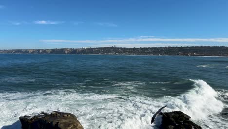 4K-Aufnahmen-Von-Großen-Meereswellen,-Die-Bei-Flut-In-La-Jolla-Cove-In-San-Diego,-Kalifornien,-Auf-Klippen-Krachen