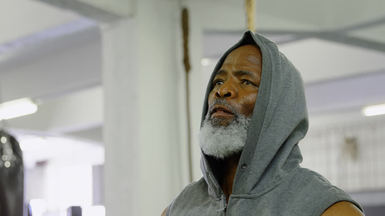 старший мужчина отдыхает в фитнес-студии 4к