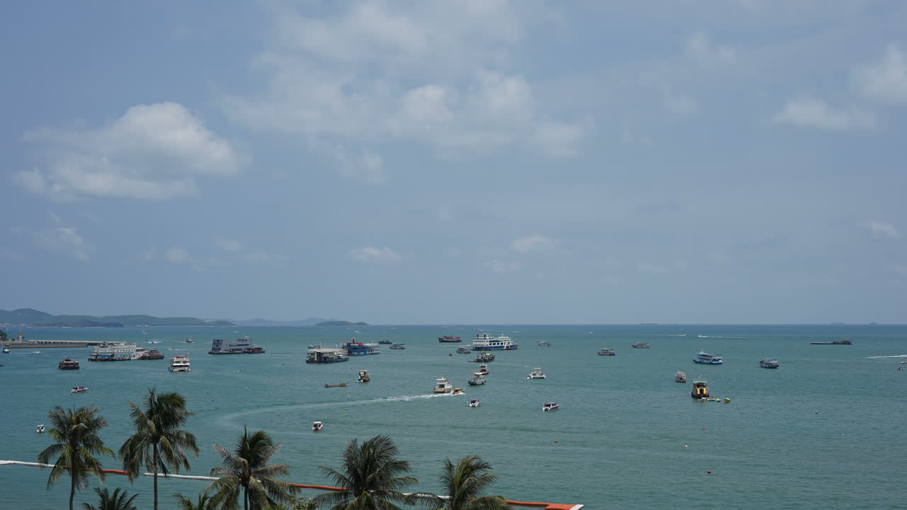 lapso de tiempo hermoso paisaje de la ciudad de pattaya con un montón de barcos alrededor de la bahía del océano en tailandia