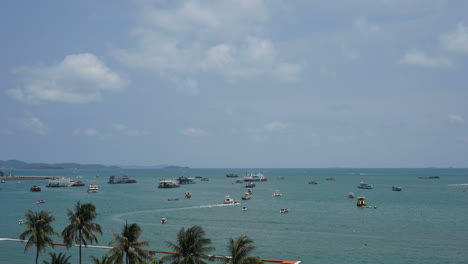 Time-lapse-beautiful-city-scape-of-Pattaya-with-a-lot-of-boat-around-sea-ocean-bay-in-Thailand