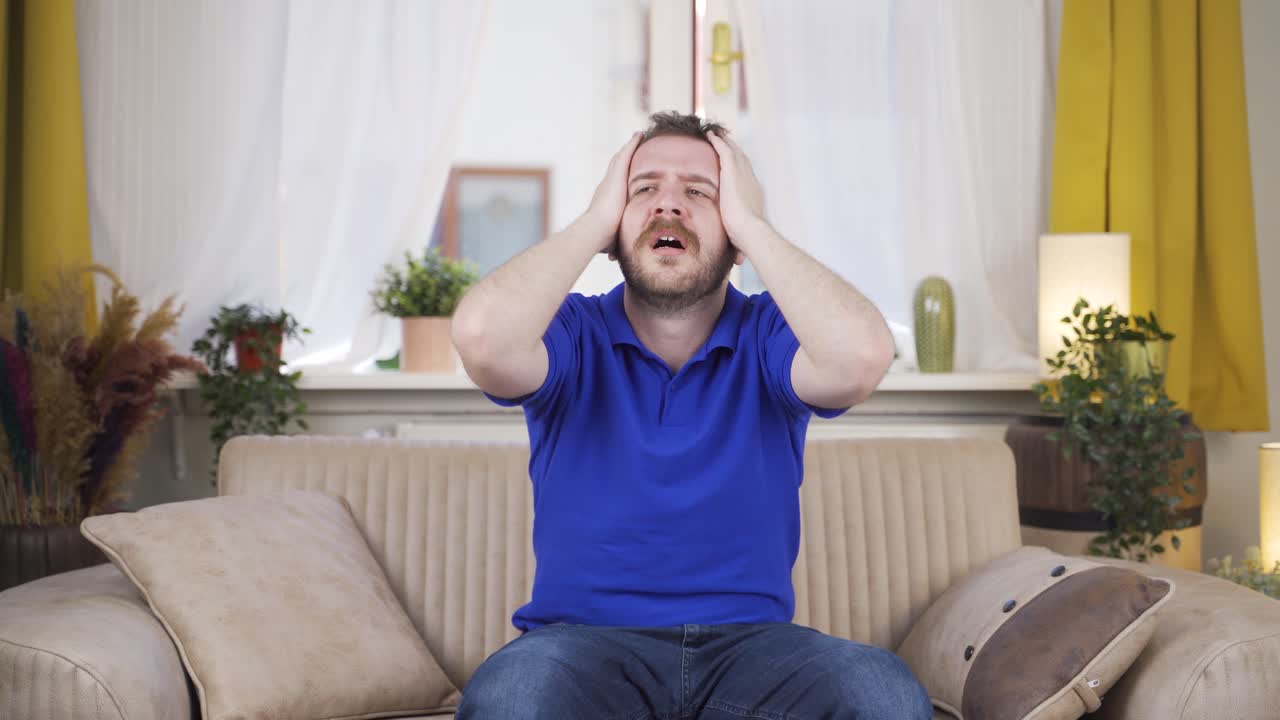 hombre con dolor de cabeza.