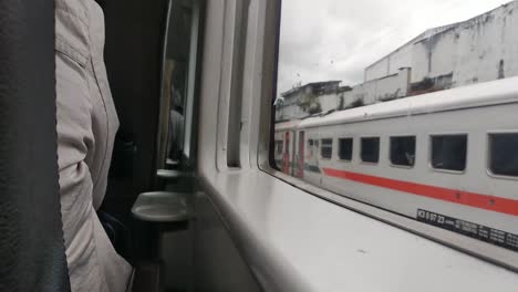 situación dentro del tren desde las vistas de los pasajeros en depok, java occidental, indonesia