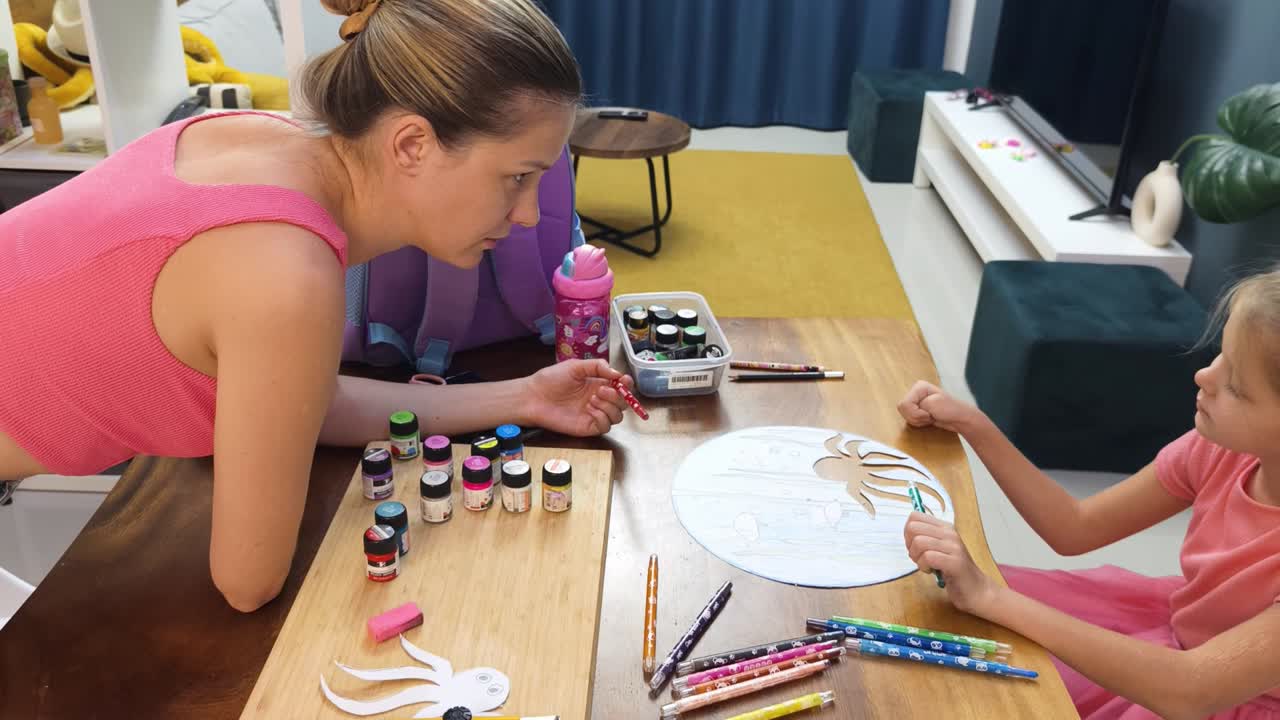 madre e hija pintando un pulpo