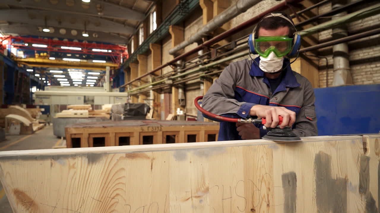 공장 에서 목재 판 을 는 노동자