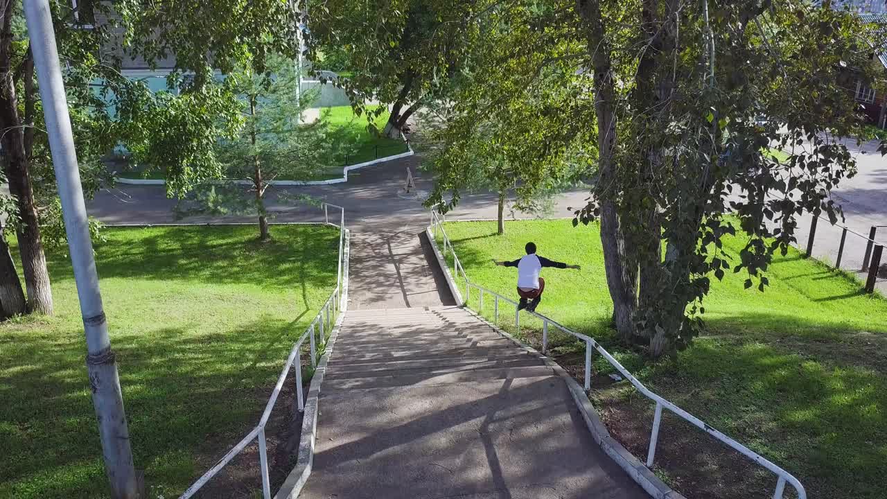 hombre patinando por las escaleras en el parque